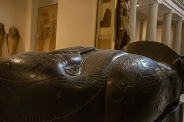 Mimari lahit ve Mısır Müzesi 'nden heykel. El Kahire, Mısır 2018