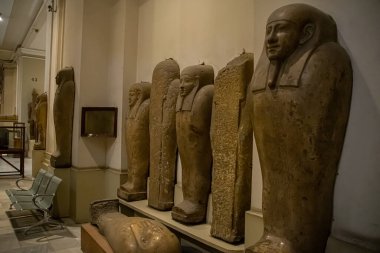 Mimari lahit ve Mısır Müzesi 'nden heykel. El Kahire, Mısır 2018