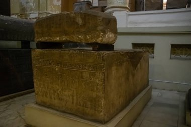 Mimari lahit ve Mısır Müzesi 'nden heykel. El Kahire, Mısır 2018