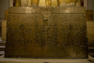 Mimari lahit ve Mısır Müzesi 'nden heykel. El Kahire, Mısır 2018