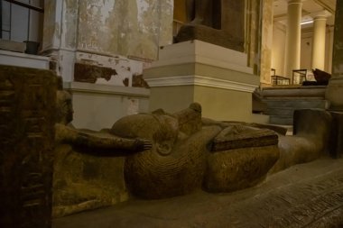 Mimari lahit ve Mısır Müzesi 'nden heykel. El Kahire, Mısır 2018