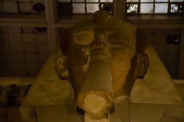 Mimari lahit ve Mısır Müzesi 'nden heykel. El Kahire, Mısır 2018