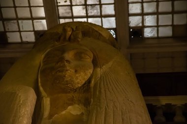 Mimari lahit ve Mısır Müzesi 'nden heykel. El Kahire, Mısır 2018