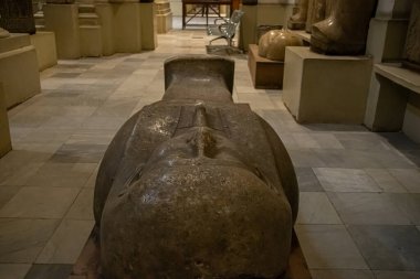 Mimari lahit ve Mısır Müzesi 'nden heykel. El Kahire, Mısır 2018