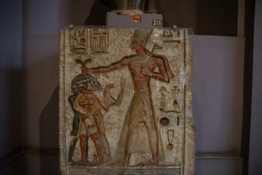 Mimari lahit ve Mısır Müzesi 'nden heykel. El Kahire, Mısır 2018