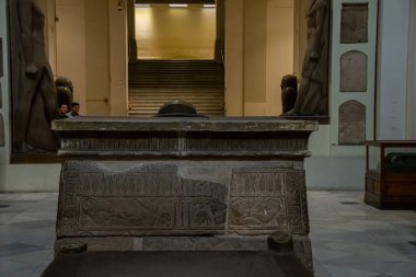 Mimari lahit ve Mısır Müzesi 'nden heykel. El Kahire, Mısır 2018