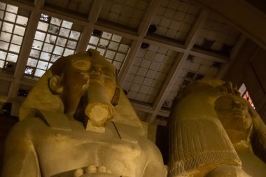 Mimari lahit ve Mısır Müzesi 'nden heykel. El Kahire, Mısır 2018