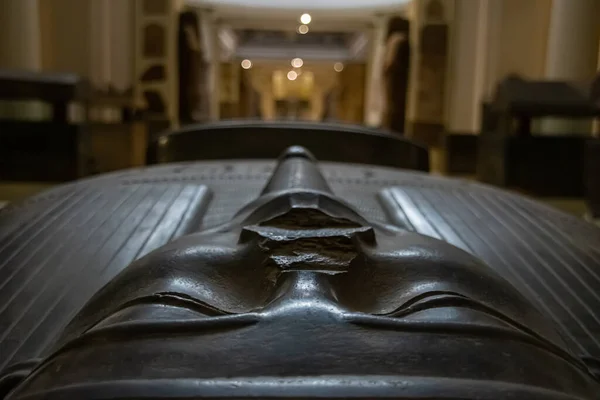 Építészeti szarkofág és szobor az Egyiptomi Múzeumból, Belsőépítészet. El Cairo, Egyiptom 2018 — Stock Fotó