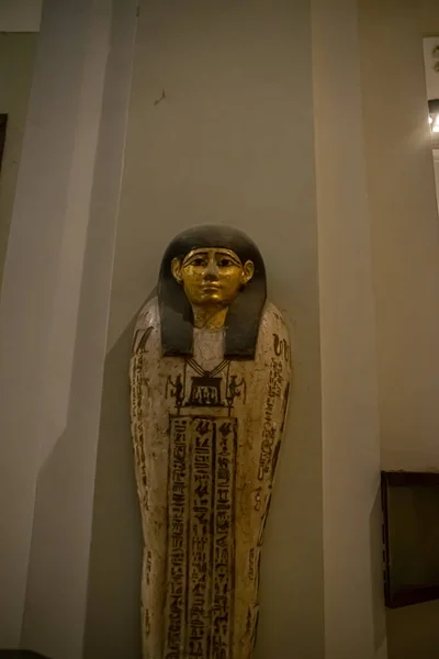 Architektura sarkofág a socha z egyptského muzea, interiér. El Cairo, Egypt 2018 — Stock fotografie