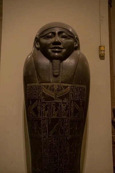 Architektursarkophag und Skulptur aus dem Ägyptischen Museum, Interieur. El Cairo, Ägypten 2018 — Stockfoto