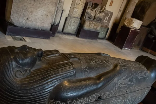 Mimari lahit ve Mısır Müzesi 'nden heykel. El Kahire, Mısır 2018