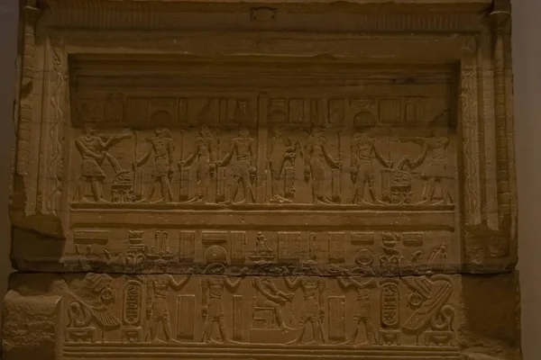 Mimari lahit ve Mısır Müzesi 'nden heykel. El Kahire, Mısır 2018 — Stok fotoğraf