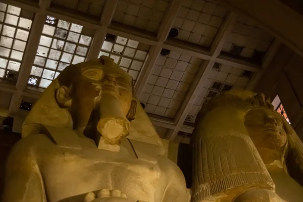 Mimari lahit ve Mısır Müzesi 'nden heykel. El Kahire, Mısır 2018