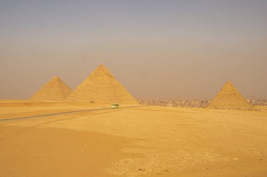 Giza Çölü 'nden panoramik manzara, Mısır' dan mimari ve tarihi yer, El Kahire 2018