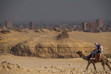 Giza Çölü 'nden panoramik manzara, Mısır' dan mimari ve tarihi yer, El Kahire 2018