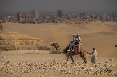 Giza Çölü 'nden panoramik manzara, Mısır' dan mimari ve tarihi yer, El Kahire 2018
