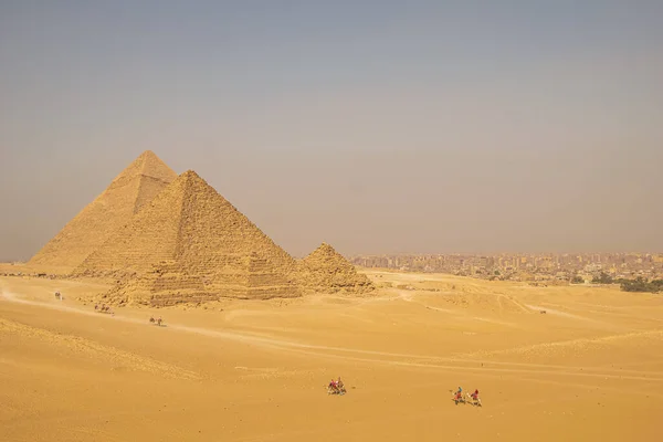 Vista panorâmica do deserto de Gizé, Arquitetura e lugar histórico do Egito, El Cairo 2018 — Fotografia de Stock