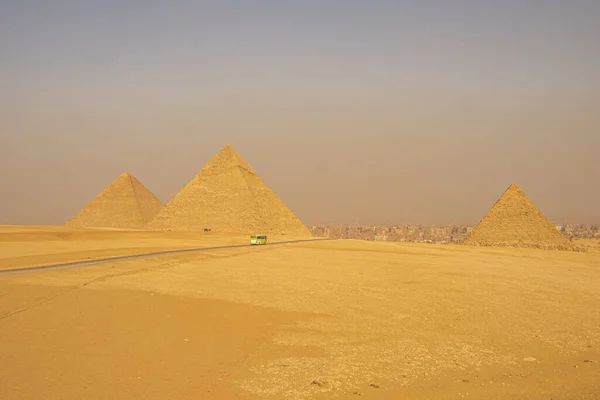 Vista panorámica desde el desierto de Giza, Arquitectura y lugar histórico de Egipto, El Cairo 2018 — Foto de Stock