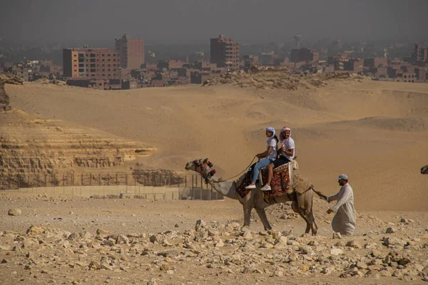 Panoramisch uitzicht vanuit de Gizeh woestijn, architectuur en historische plaats vanuit Egypte, El Cairo 2018 — Stockfoto