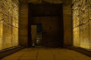 Karabak Tapınağı 'ndan gece sahnesi, Mısır, Eylül 2018