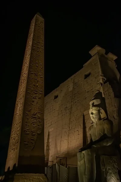 Scène nocturne du temple karnak, Égypte, septembre 2018 — Photo