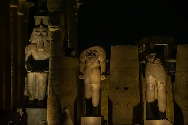 Escena nocturna del templo karnak, Egipto, septiembre 2018 —  Fotos de Stock