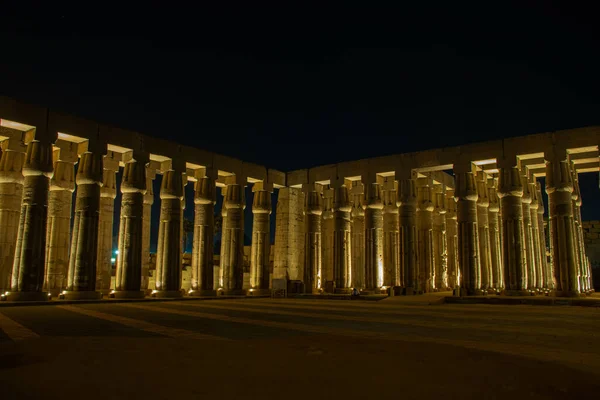 Cena noturna do templo de karnak, Egito, setembro de 2018 — Fotografia de Stock