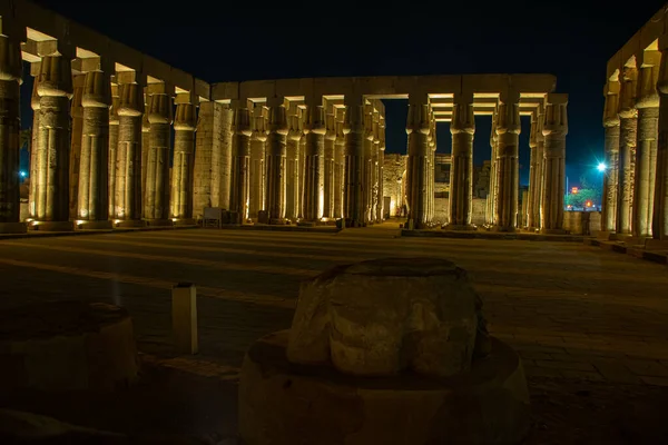 Escena nocturna del templo karnak, Egipto, septiembre 2018 — Foto de Stock