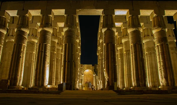 Ночная сцена из храма Карнак, Египет, сентябрь 2018 года — стоковое фото