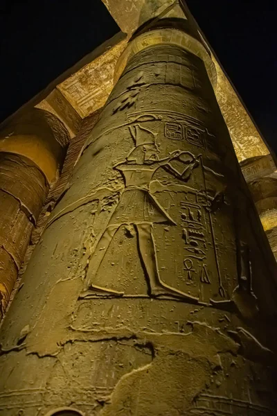 Ночная сцена из храма Карнак, Египет, сентябрь 2018 года — стоковое фото