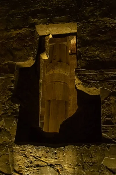 Escena nocturna del templo karnak, Egipto, septiembre 2018 — Foto de Stock