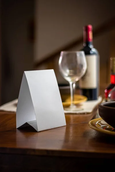 Cartão Branco Mesa Restaurante Madeira Com Vidro Garrafa Vinho — Fotografia de Stock