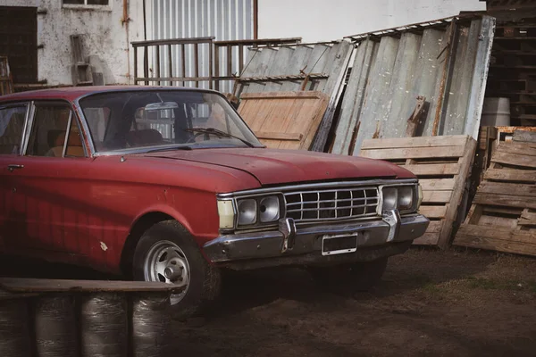 Antiguo Coche Rojo Destruido Rodeado Materiales Construcción — Foto de Stock