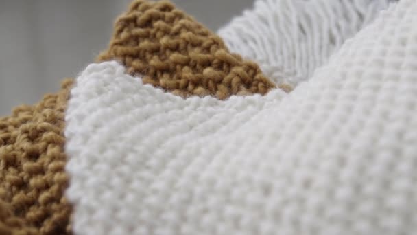 Detalhe Cobertores Tecidos Mão Coloridos Brancos Que São Colocados Uma — Vídeo de Stock