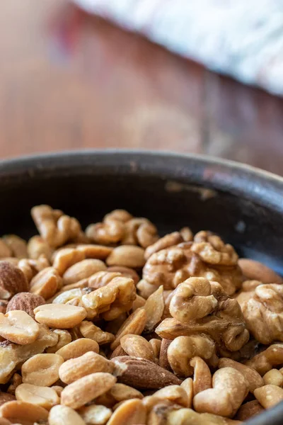 Mezcla Semillas Nueces Cacahuetes Almendras Bol Sobre Mesa Madera —  Fotos de Stock