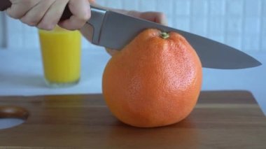 Bıçakla iki yarıya bir greyfurt doğramak