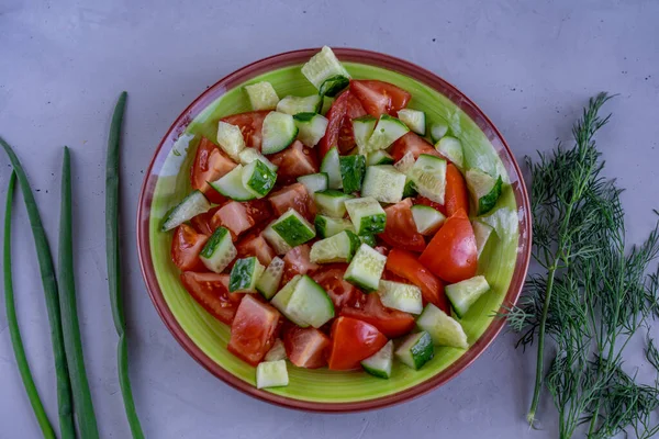 Teller Mit Gemüsesalat Umgeben Von Frischen Grünen Zwiebeln Und Dill — Stockfoto