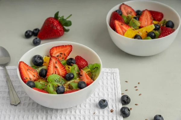 Duas Taças Brancas Cheias Salada Frutas Com Bagas Mesa Cozinha — Fotografia de Stock