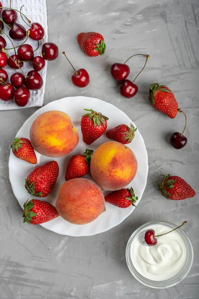 Ripe Whole Peaches Strawberries White Plate Concrete Surface Surrounded Sweet — Stock Photo, Image
