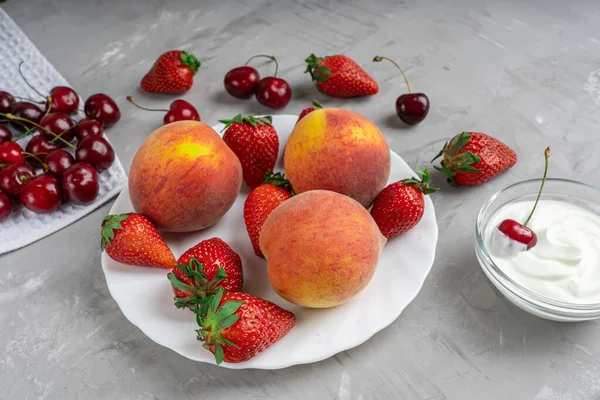 Whole Ripe Peaches Red Juicy Strawberries Laying White Plate Surrounded — ストック写真