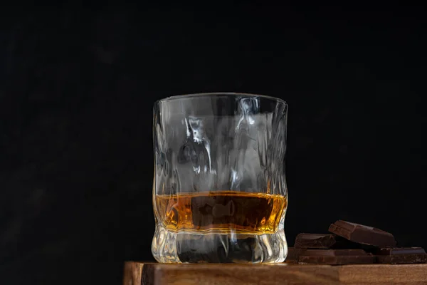 Glass Rum Together Dark Chocolate Slices Laying Wooden Bar Counter — 스톡 사진