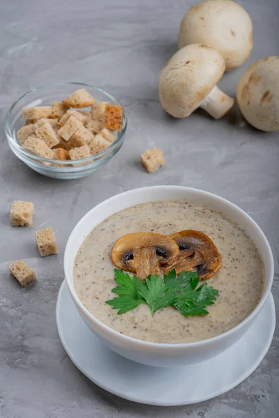 Weiße Schüssel Voller Cremiger Pilzsuppe Mit Pilzscheiben Und Petersilie Umgeben — Stockfoto