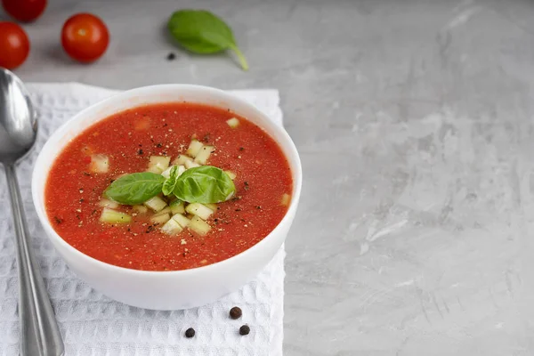 Rote Gazpacho Suppe Aus Püriertem Gemüse Mit Basilikumblättern Und Gehackten — Stockfoto