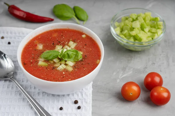 Rote Gazpacho Suppe Aus Pürierten Tomaten Mit Basilikumblättern Und Gurken — Stockfoto