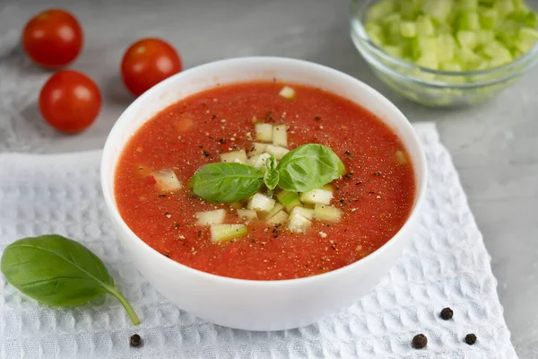 Gazpacho Suppe Aus Rot Pürierten Tomaten Einer Weißen Schüssel Mit — Stockfoto