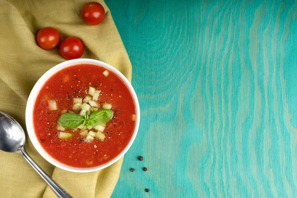 Gazpacho Suppe Aus Roten Reifen Pürierten Tomaten Mit Basilikumblättern Und — Stockfoto