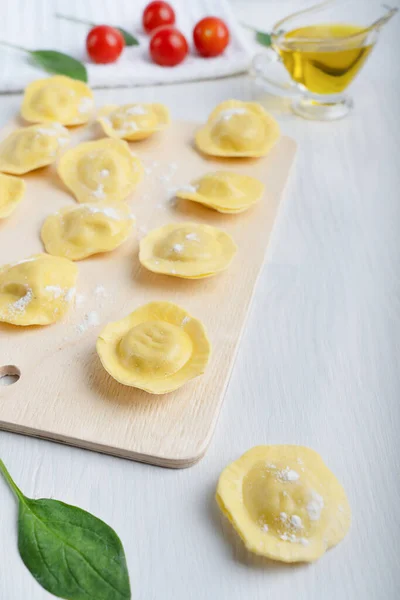 Rohe Italienische Ravioli Pasta Auf Schneidebrett Umgeben Von Spinat Olivenöl — Stockfoto