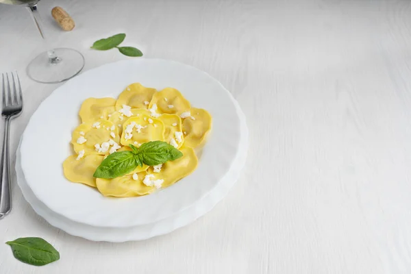 Italienische Ravioli Pasta Rundem Teller Dekoriert Mit Ricotta Käse Und — Stockfoto