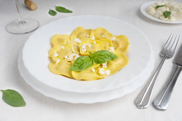 Teller Voller Italienischer Ravioli Pasta Gefüllt Mit Käse Dekoriert Mit — Stockfoto
