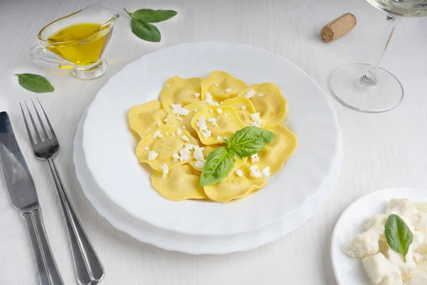 Ravioli Italiani Piatto Rotondo Decorato Foglie Basilico Fresco Circondate Sugo — Foto Stock